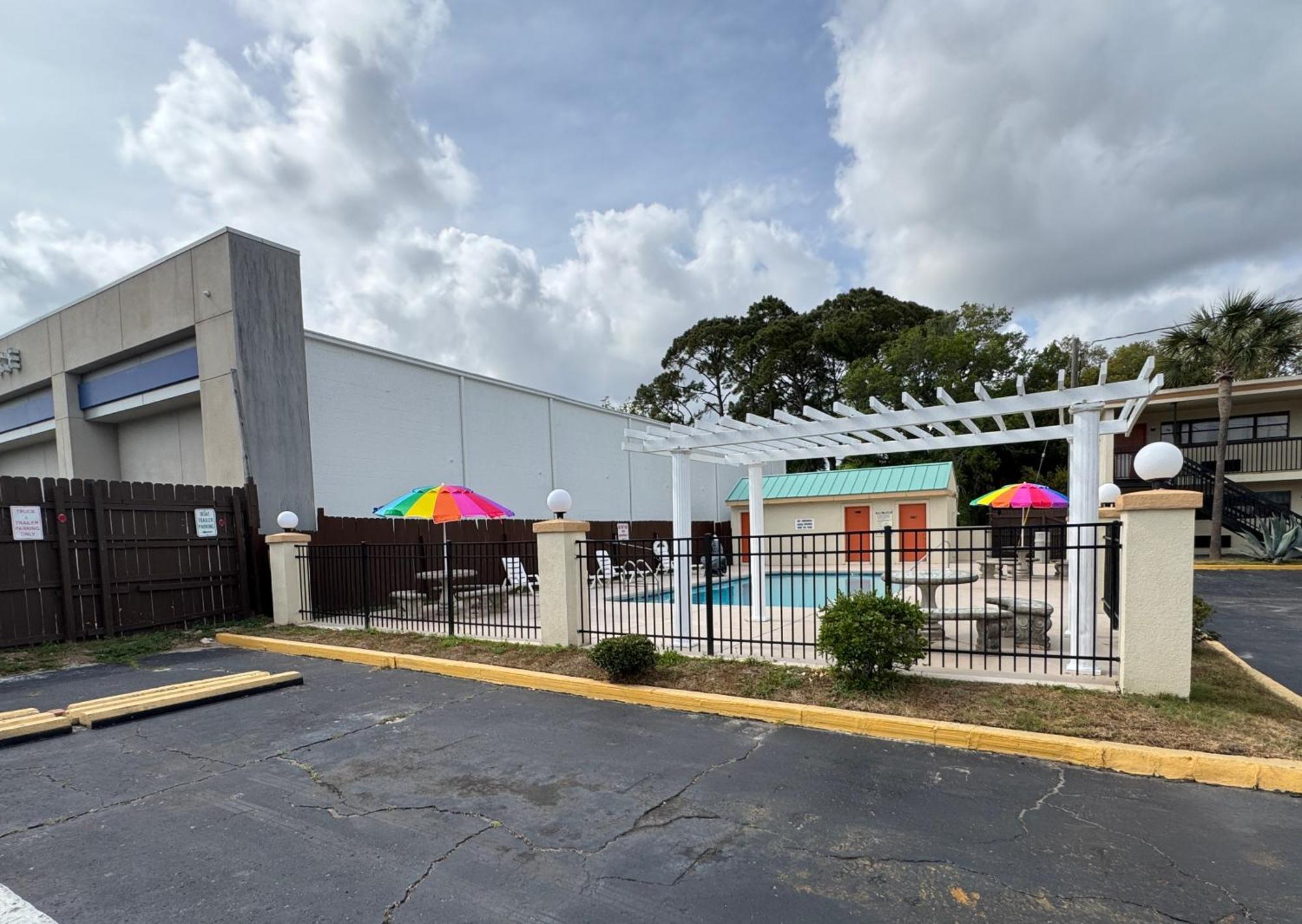 Hole Inn The Wall Hotel - Fort Walton Beach - Sunset Plaza - Nearby Beaches & Hurlburt Εξωτερικό φωτογραφία