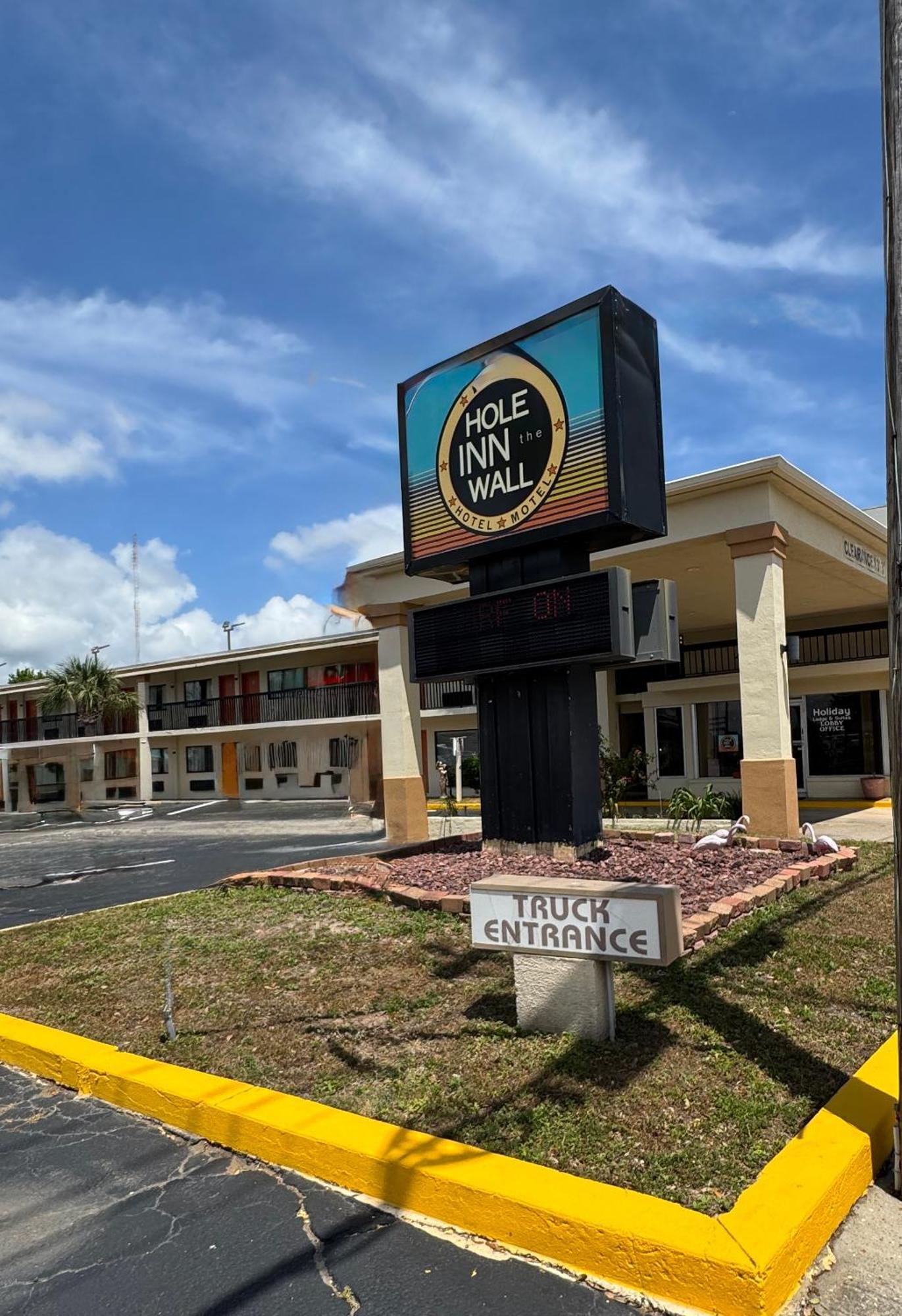 Hole Inn The Wall Hotel - Fort Walton Beach - Sunset Plaza - Nearby Beaches & Hurlburt Εξωτερικό φωτογραφία
